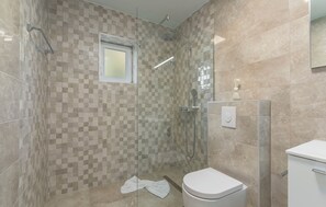 Dusj, hårføner og håndklær