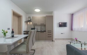 Fridge, microwave, oven, stovetop - Villa Green Palm at the Sea with Large Terrace (Vrsar)