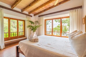 4 bedrooms, iron/ironing board, free WiFi, bed sheets
