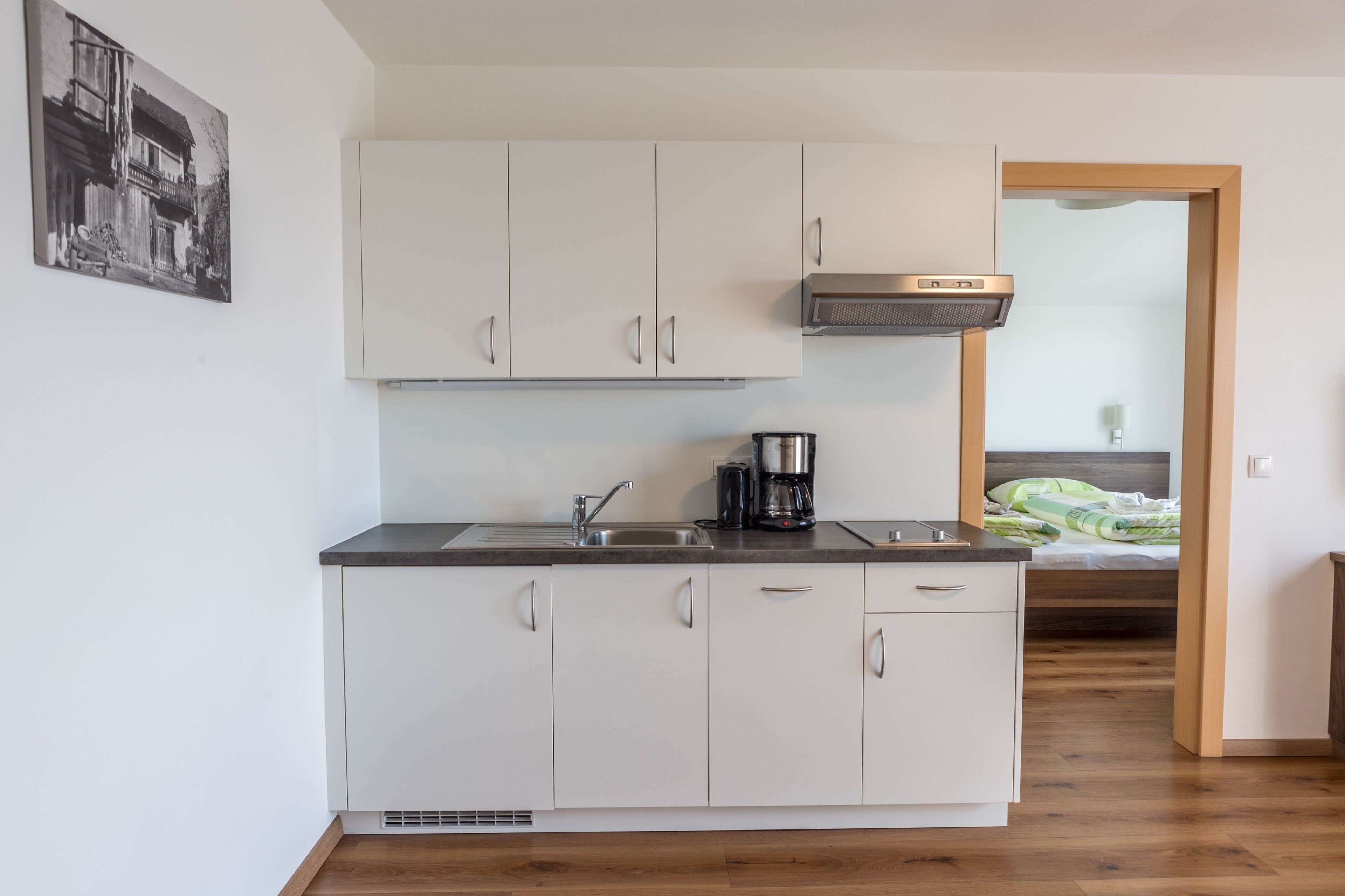 Geladeira, cooktop, lava-louças, cafeteira/chaleira