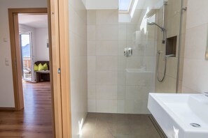 Douche, sèche-cheveux, serviettes fournies