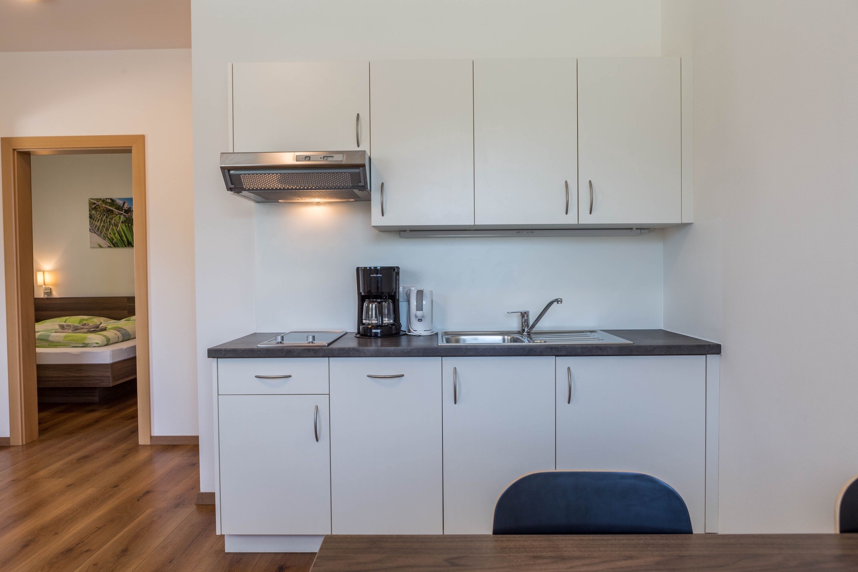 Réfrigérateur, plaque de cuisson, lave-vaisselle, cafetière/bouilloire