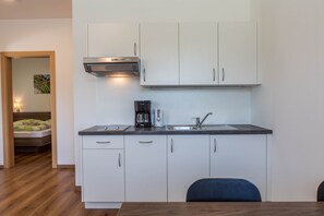Kylskåp, spishäll, diskmaskin och kaffe- och tebryggare