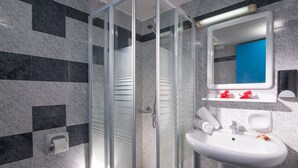 Căn hộ, 1 phòng ngủ, sân hiên, quang cảnh núi | Buồng tắm vòi sen