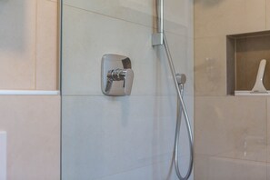 Chuveiro, secador de cabelo, toalhas de banho 
