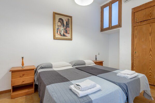 2 chambres, fer et planche à repasser, accès au Wi-Fi (inclus)