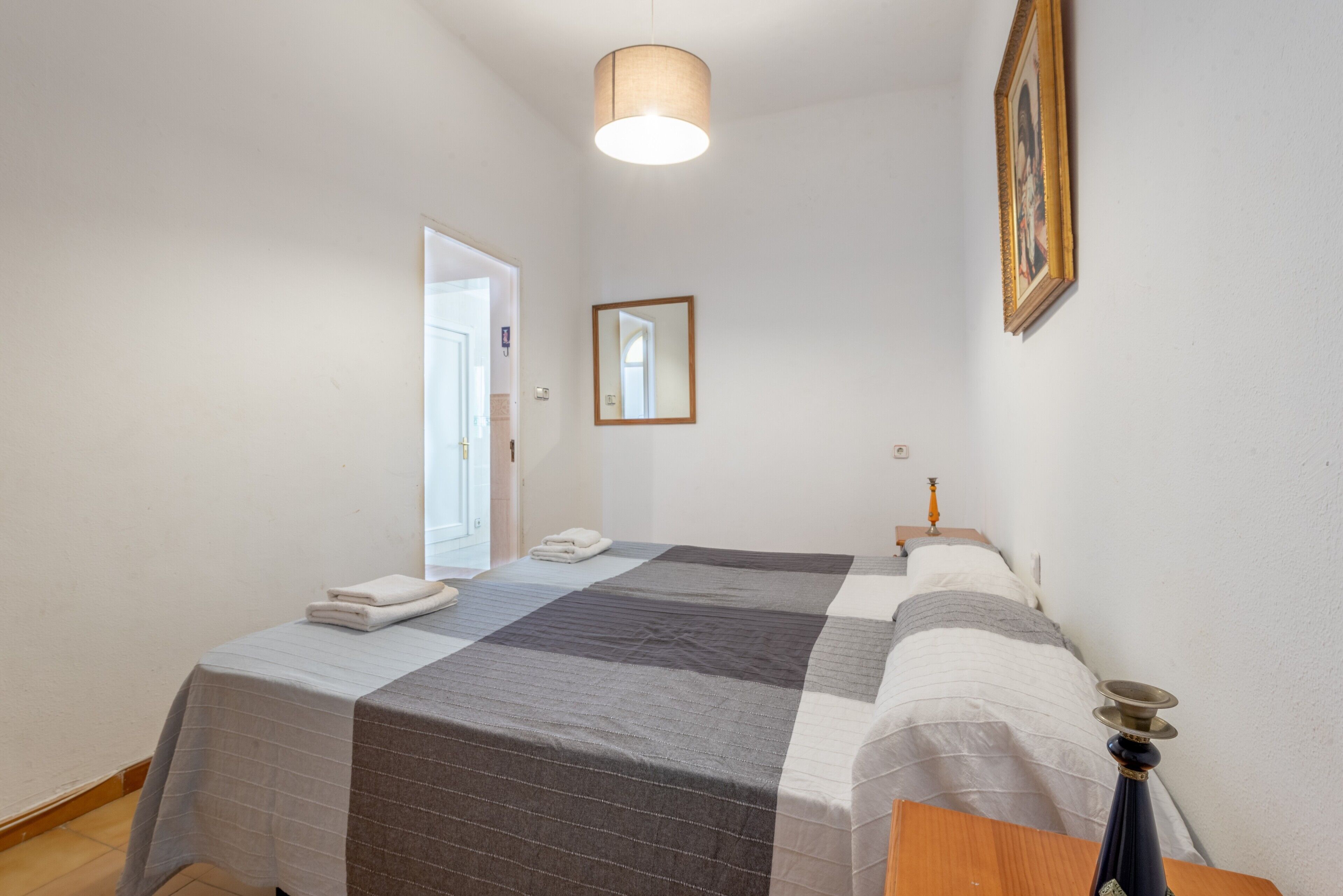 2 makuuhuonetta, silitysrauta/-lauta, ilmainen Wi-Fi, vuodevaatteet