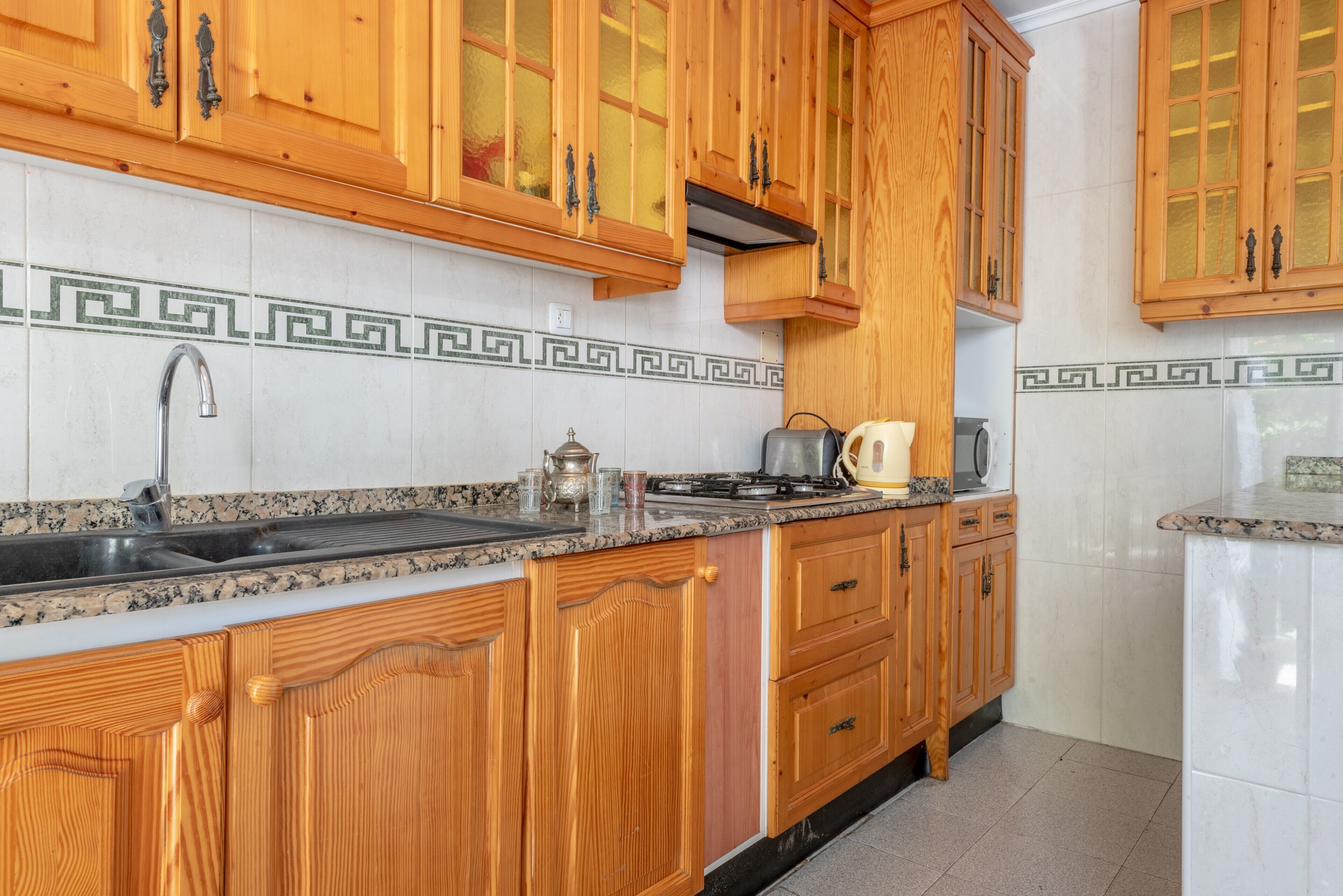 Jääkaappi, mikroaaltouuni, uuni, liesi