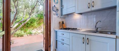 Kühlschrank, Ofen, Herdplatte, Wasserkocher