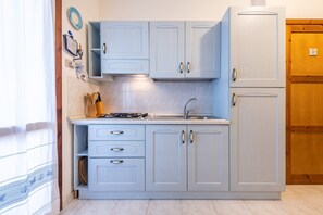 Kühlschrank, Ofen, Herdplatte, Wasserkocher