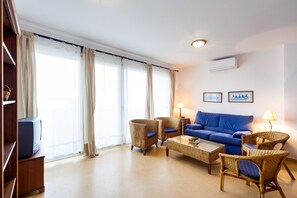 TV - Spacious Holiday Apartment "Duplex A Fontanilla" Near the Beach (Conil de la Frontera)