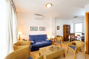 TV - Spacious Holiday Apartment "Duplex A Fontanilla" Near the Beach (Conil de la Frontera)