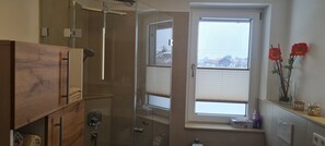 Shower, hair dryer, towels - Apartment 1 with Mountain View, Wi-Fi & Balcony (Grassau)