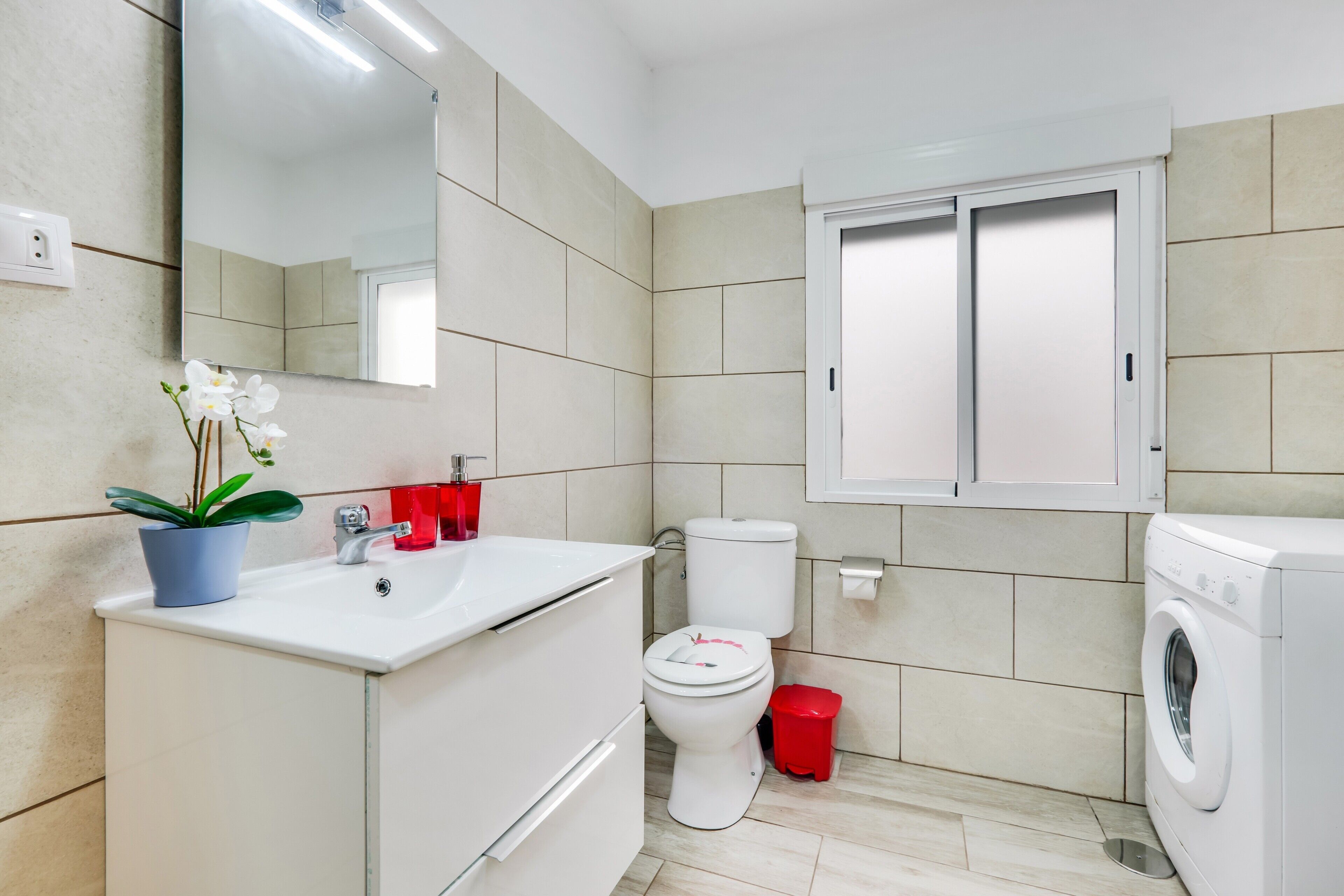 Dusche, kostenlose Toilettenartikel, Haartrockner, Handtücher
