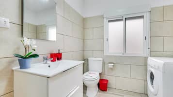 Dusche, kostenlose Toilettenartikel, Haartrockner, Handtücher