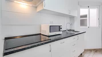 Køleskab, mikrobølgeovn, kogeplade, kaffe-/temaskine