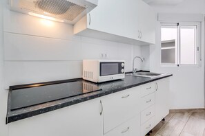 Køleskab, mikrobølgeovn, kogeplade, kaffe-/temaskine