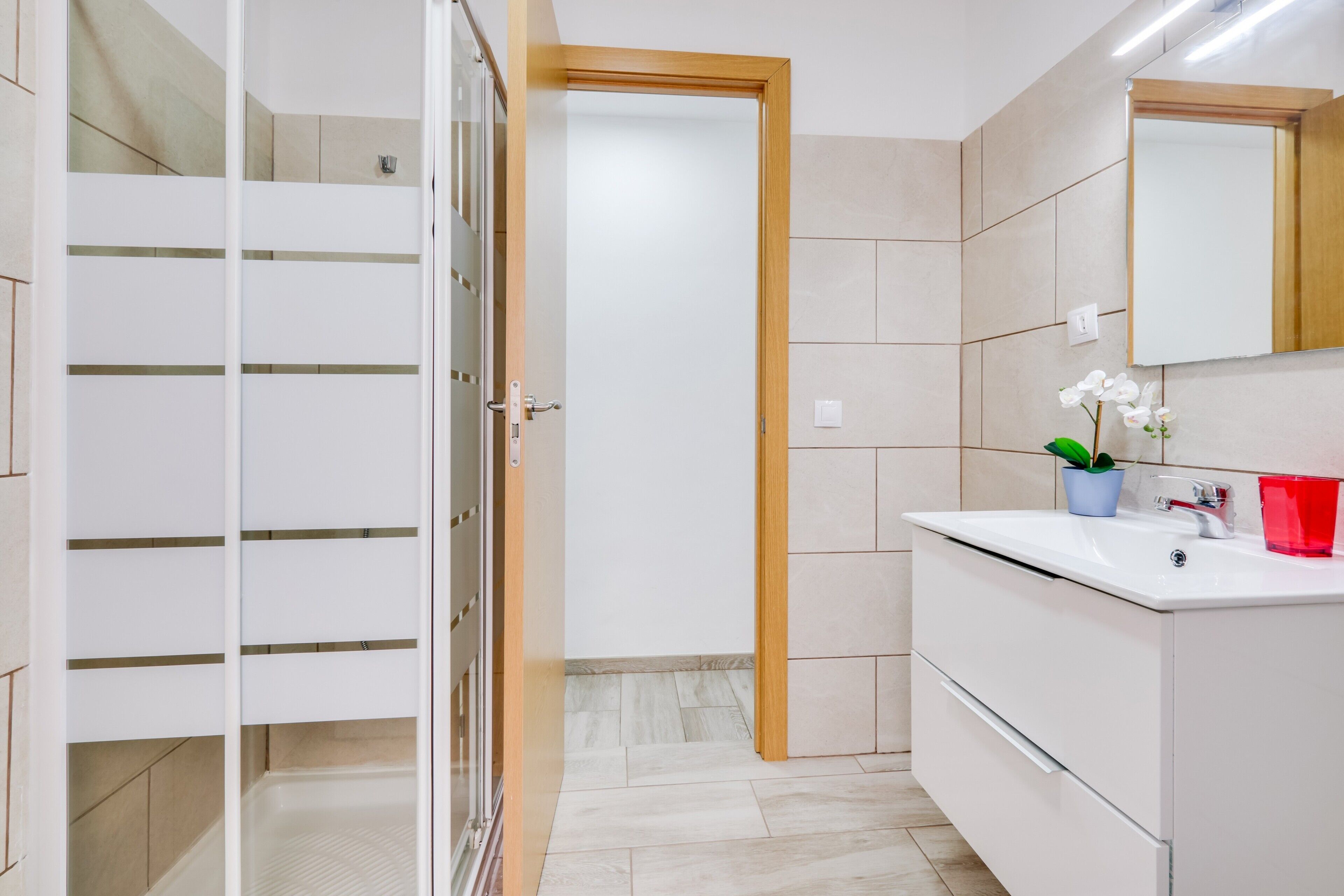 Dusche, kostenlose Toilettenartikel, Haartrockner, Handtücher