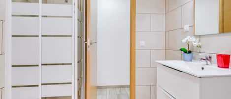 Douche, articles de toilette (gratuits), séchoir à cheveux