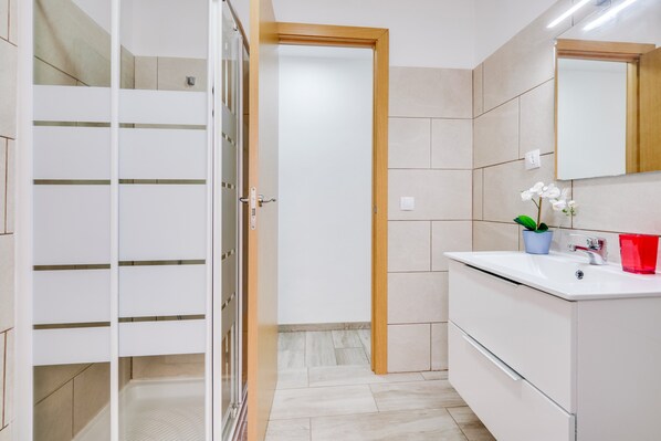 Regadera, amenidades de baño gratuitas, secadora de cabello, toallas 