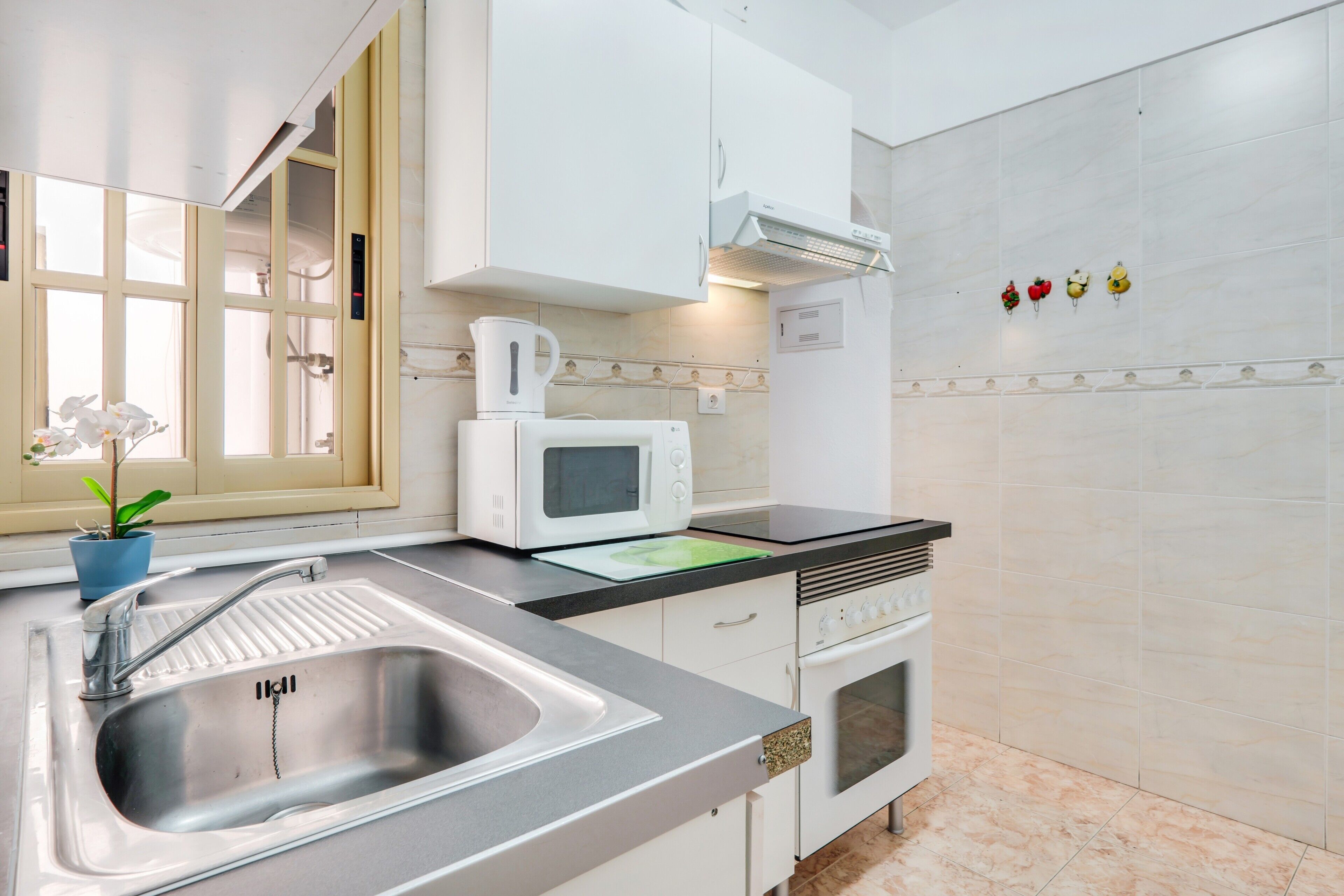 Køleskab, mikrobølgeovn, ovn, kogeplade