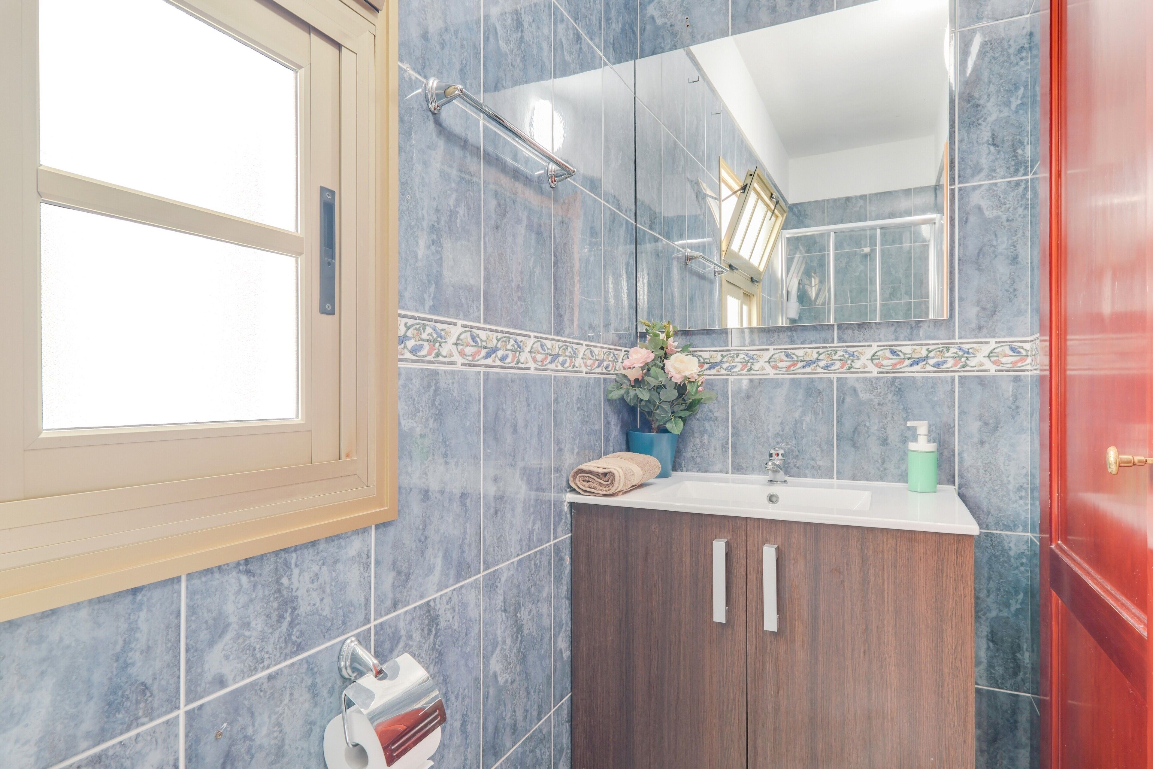 Dusche, kostenlose Toilettenartikel, Haartrockner, Handtücher