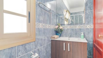 Dusche, kostenlose Toilettenartikel, Haartrockner, Handtücher