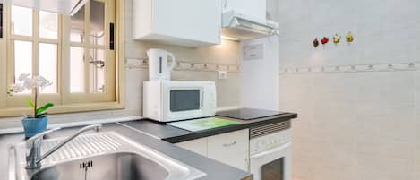 Réfrigérateur, four à micro-ondes, un four, surface de cuisson