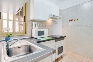 Een koelkast, een magnetron, een oven, een kookplaat