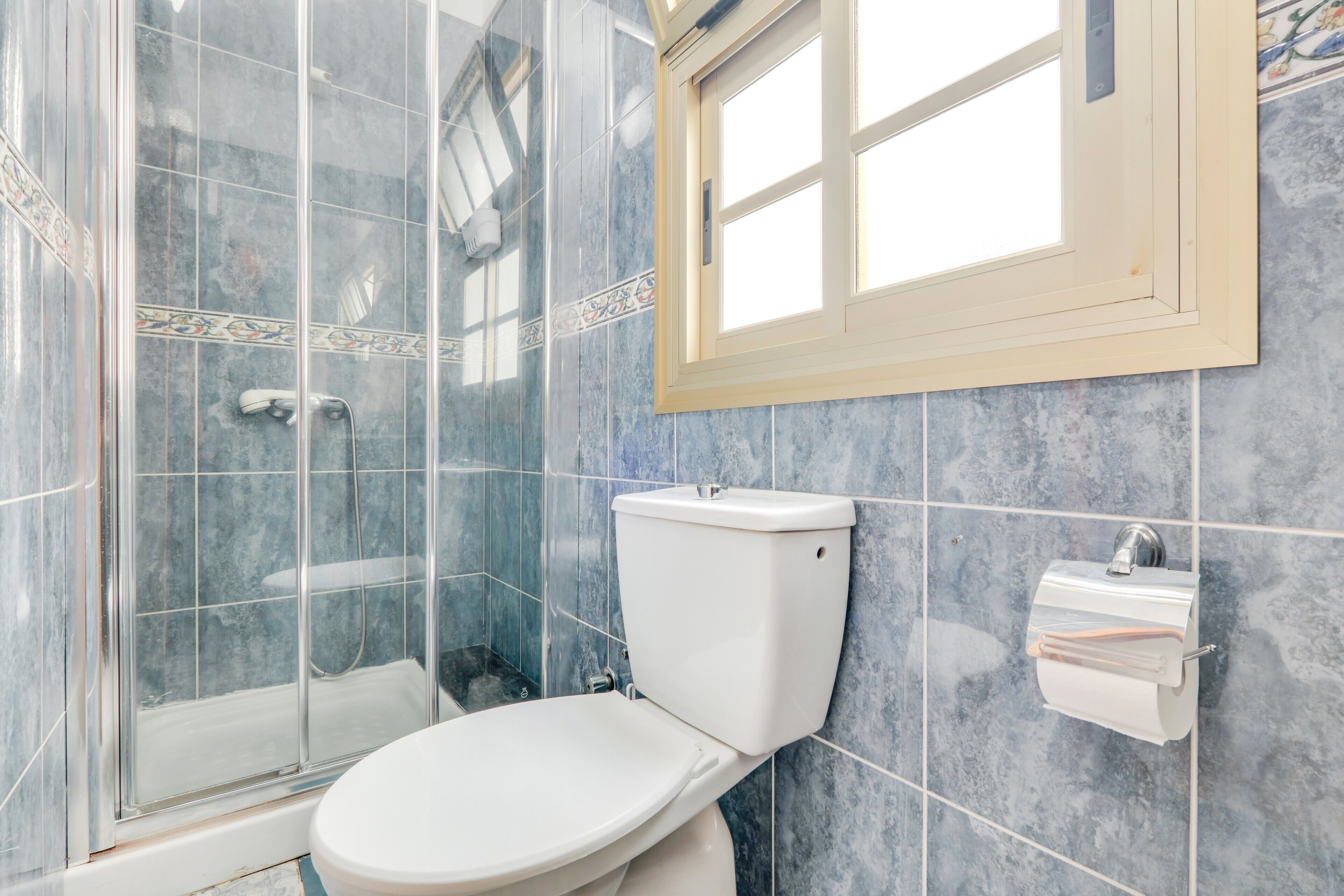 Douche, articles de toilette gratuits, sèche-cheveux