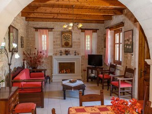 Villa, 3 Schlafzimmer, Raucher, eigener Pool | Wohnbereich | Kamin, Bücher