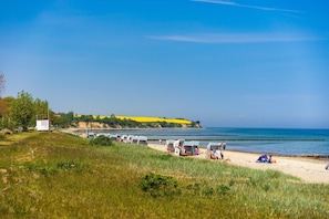 Ein Strand mit Zelten und Menschen.