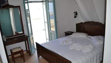 House, 1 Bedroom, Smoking, Terrace | 1 bedroom, desk, iron/ironing board