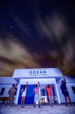 Fassade der Unterkunft – Abend/Nacht