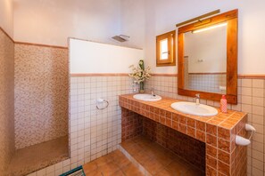 Badewanne, Haartrockner, Handtücher