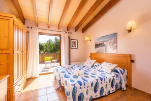 4 bedrooms, iron/ironing board, free WiFi, bed sheets