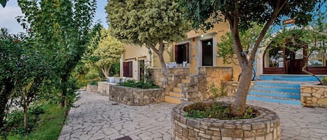 Condo, 1 Bedroom, Smoking, Balcony | Front of property