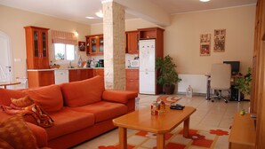 Vila, 3 quartos, para fumantes, sacada | Área de estar