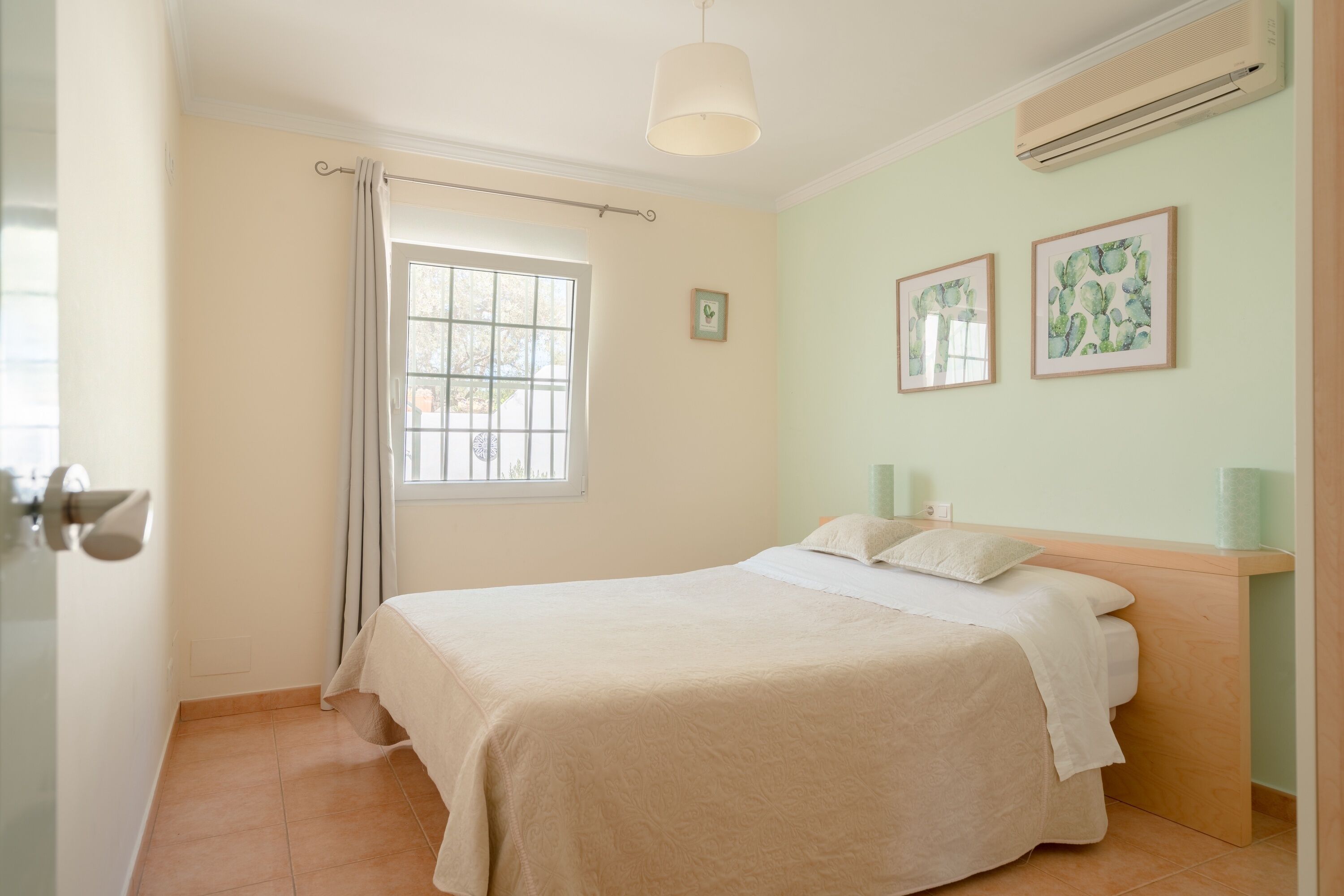 5 makuuhuonetta, silitysrauta/-lauta, ilmainen Wi-Fi, vuodevaatteet