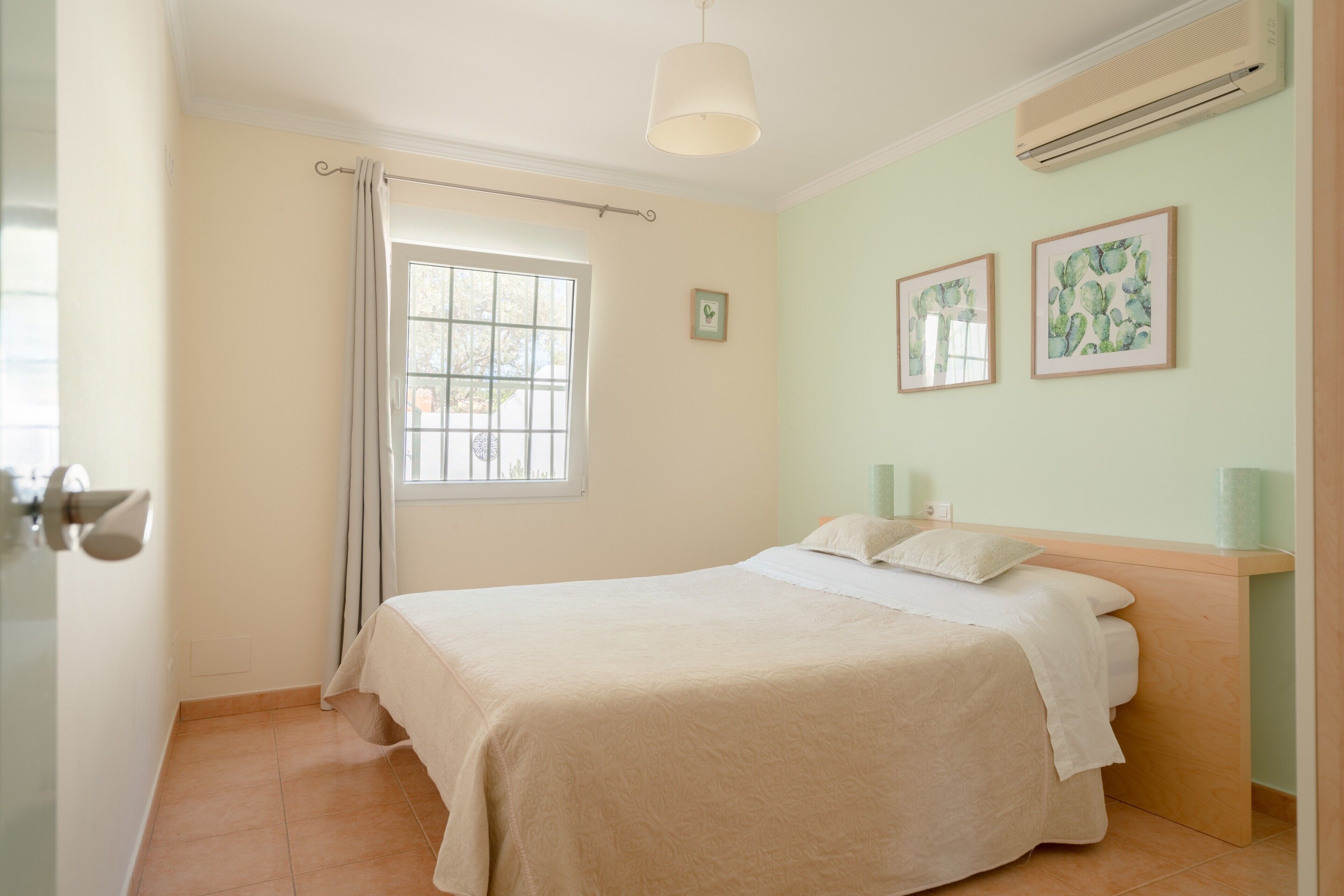 5 bedrooms, iron/ironing board, free WiFi, bed sheets