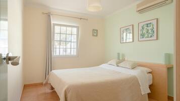 5 bedrooms, iron/ironing board, free WiFi, bed sheets