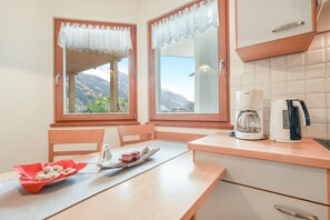Fridge, oven, stovetop, dishwasher - Apartment "Kelderer Hof - Meran" with Mountain View, Terrace, Garden & Wi-Fi (St.Martin in Passeier)