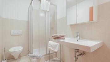 Chuveiro, secador de cabelo, toalhas de banho