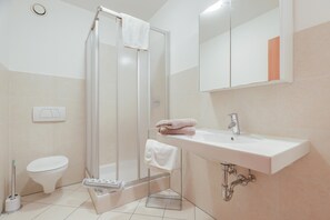 Chuveiro, secador de cabelo, toalhas de banho 