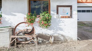 Un bâtiment rustique avec une porte en bois, une fenêtre et une enseigne.