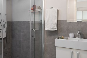 Ilmaiset hygieniatuotteet, hiustenkuivaaja, pyyhkeet, sampoo