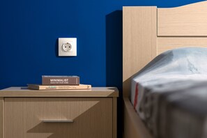 1 makuuhuone, työpöytä, äänieristys, silitysrauta/-lauta