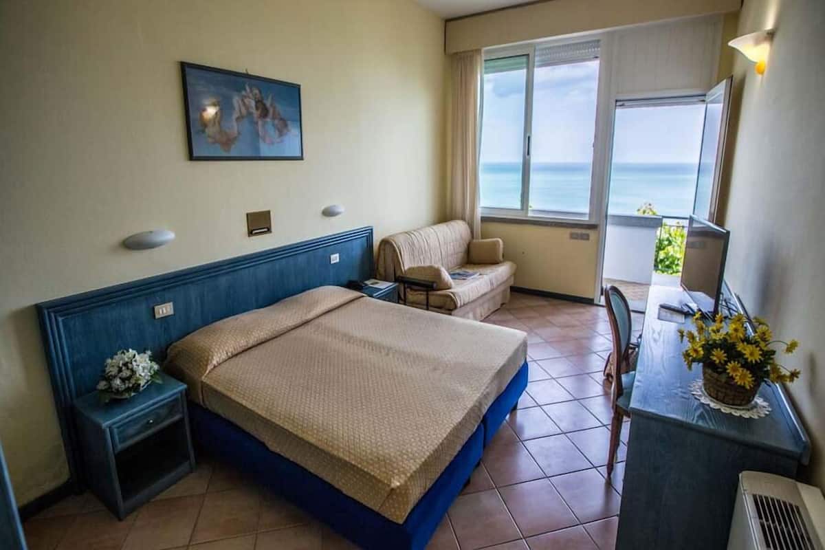 Junior Studio Suite | Minibar, in-room safe, desk, cribs (free)