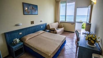 Junior Studio Suite | Minibar, in-room safe, desk, free cots/infant beds