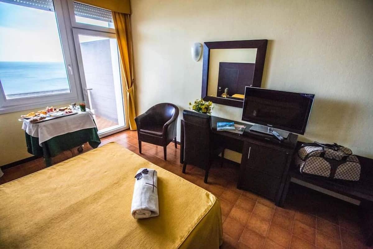 Superior Triple Room, Sea View | Minibar, in-room safe, desk, cribs (free)